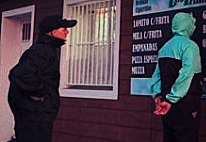 Aprehendieron a dos hombres por usar una tarjeta denunciada como sustraída