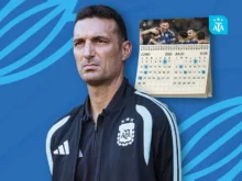 Lionel Scaloni con campera de AFA junto a un calendario del Mundial 2026