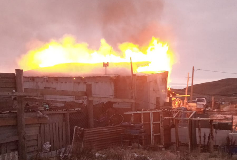 Un incendio destruyó por completo una vivienda en la zona de chacras