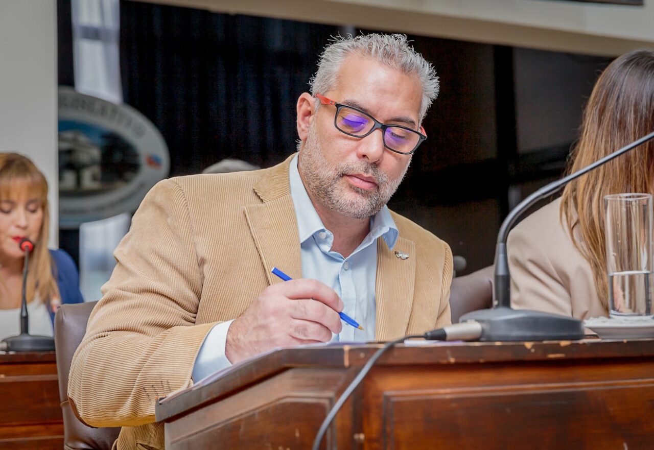 Lapadula presentó un proyecto para proteger como activo estratégico el territorio de la provincia