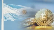 Bandera argentina junto a una moneda de Bitcoin y monedas doradas