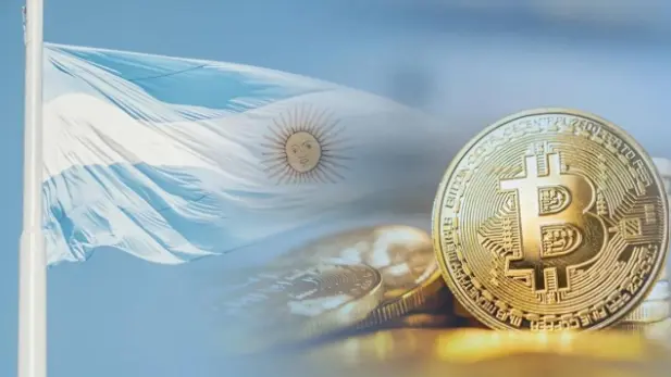 Bandera argentina junto a una moneda de Bitcoin y monedas doradas