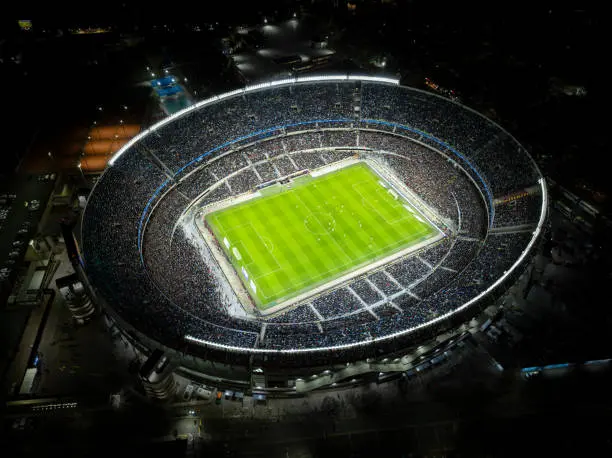 estadio futbol repleto vista aerea Vista aérea nocturna de un estadio repleto durante un partido de fútbol.