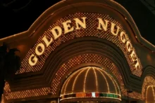 Fachada iluminada del Golden Nugget durante la noche