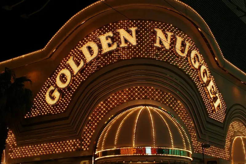 Fachada iluminada del Golden Nugget durante la noche