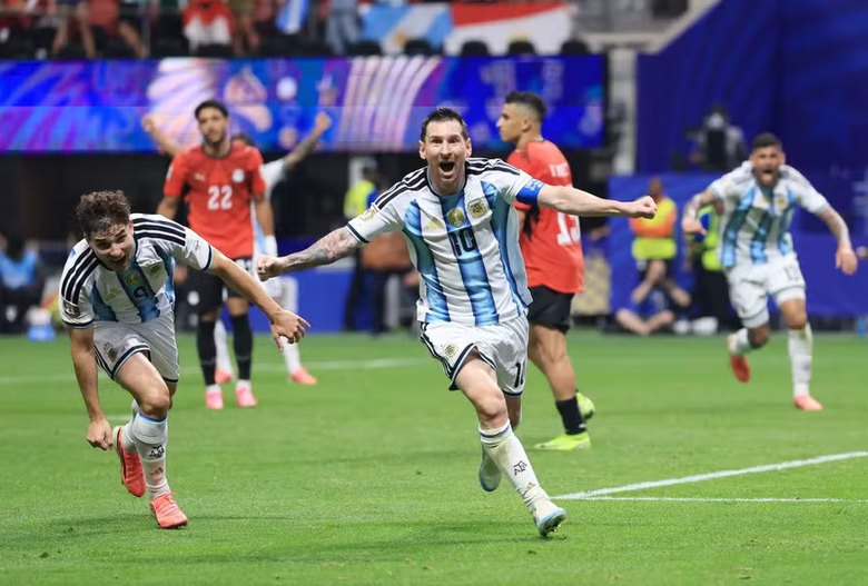 Inolvidable: Argentina remontó un partido épico, derrotó 3 a 2 a Egipto y pasó a cuartos de final