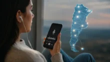 Mujer escucha radio online desde un celular junto a un mapa conectado de Argentina