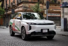 SUV blanco de GAC circula por una calle adoquinada en México