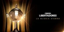 Trofeo de la Copa Libertadores iluminado junto al lema «La gloria eterna».