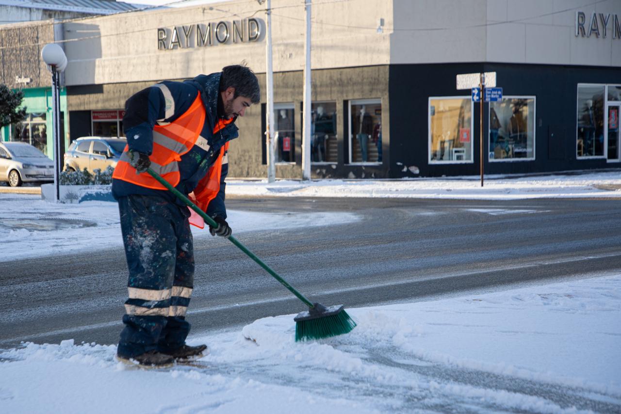 Intenso trabajo para garantizar la transitabilidad tras las nuevas nevadas